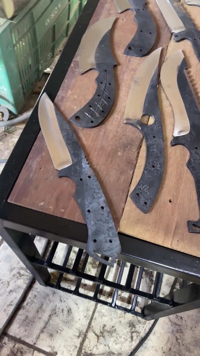 Bancada com facas artesanais em fabricação, foto real da Gideão Cutelaria